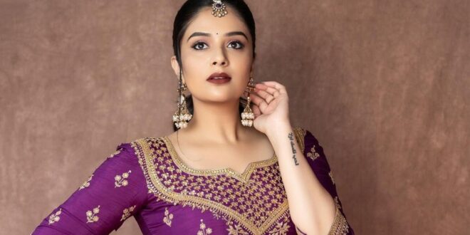 Sreemukhi Photos : Sreemukhi is looking wow wow in purple color dress...
